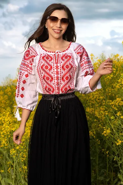 Ie traditionala din bumbac alb Constanta cu broderie rosie