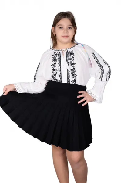 Ie traditionala fetite Antonia 3