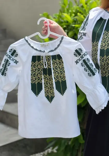 Ie traditionala fetite Roxi