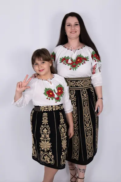 Ie traditionala fetite Sidonia