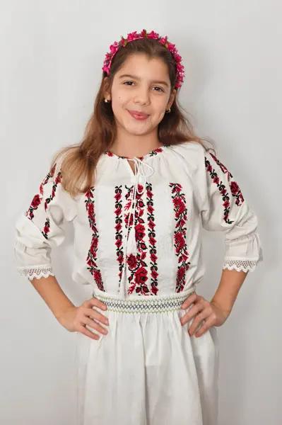 Ie traditionala fetite Steliana