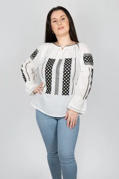Ie Traditionala Melania 5