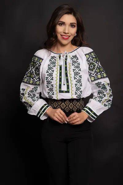 Ie traditionala Mirabela alba din bumbac cu broderie verde inspirata din motive folclorice