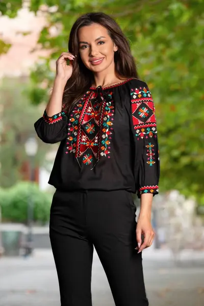 Ie traditionala neagra din vascoza cu broderie viu colorata