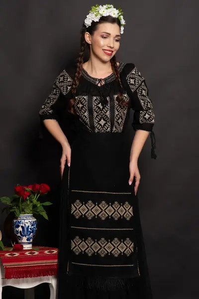 Ie traditionala neagra Nadia cu simbolul crucii brodat