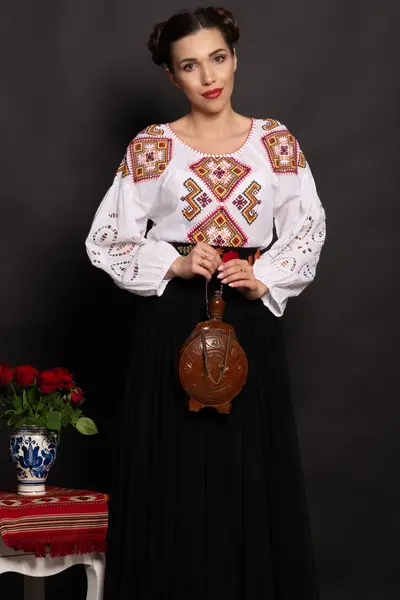 Ie traditionala Pamela cu simbolul rombului si maneci din broderie englezeasca