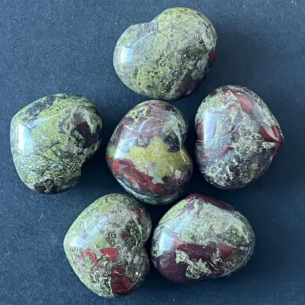Inima piatra sangele dragonului (epidot&piedmontit)