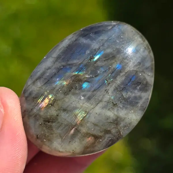 Labradorit palm stone din Madagascar model 1