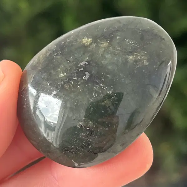 Labradorit palm stone din Madagascar model 13