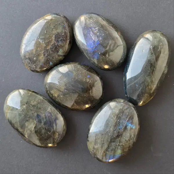 Labradorit palm stone oval 4-5 CM