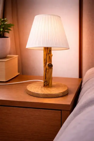 Lampa de birou din stejar masiv natural , tulpina cu abajur textil pliseat