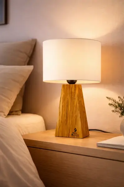 Lampa de masa cu baza din lemn de maslin si abajur textil