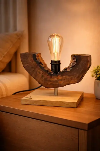 Lampa din nuc masiv cu forma curbata si baza stejar , bec Edison handmade Mugur de Lumina