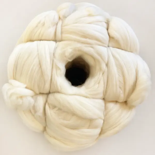 Lana Cardata Merinos Alb Premium 1kg, 26 Microni, Fibra 6-8 Cm, Naturala, Spalata, Uscata la Soare, Ideala pentru Felting, Filare, Umplutura, Impletit