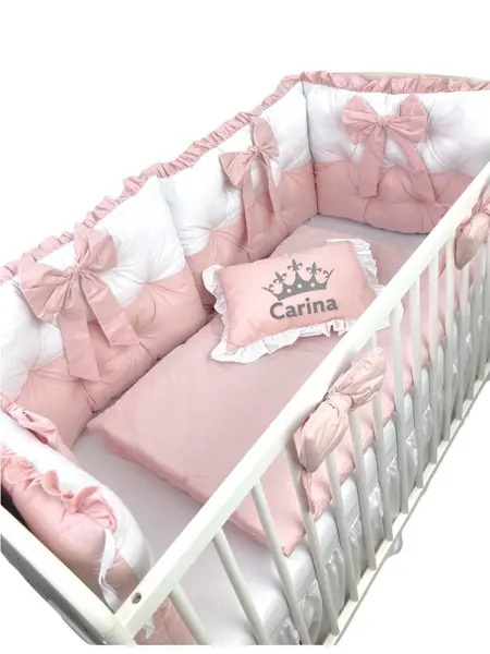 Lenjeria de pat Personalizata cu 4 perne aparatori matlasate, cearceaf cu volanas, pilota si pernuta 120x60 cm roz pudra
