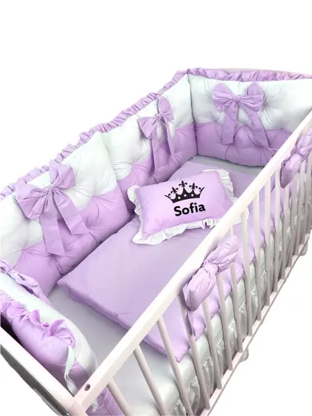 Lenjeria de pat Personalizata cu 4 perne aparatori matlasate, cearceaf cu volanas, pilota si pernuta 140x70 cm roz pal