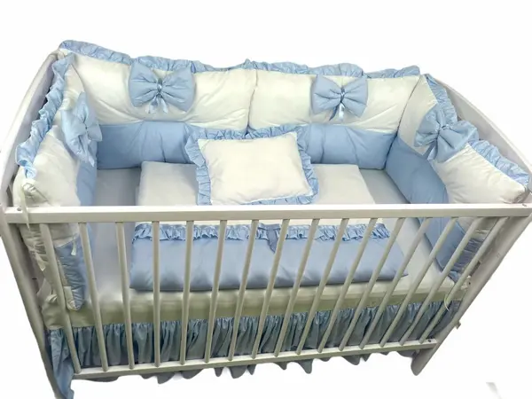 Lenjerie cu 6 aparatori pufoase si fundite Bicolore Albastru Pal 140x70 cm