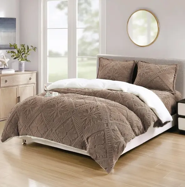 Lenjerie de Pat Dublu, CoCoLiNo Ultra Pufoasa, cu Blanita Sherpa Alba, 4 piese, Cearsaf cu ELASTIC, Model Traditional 3D, Maro