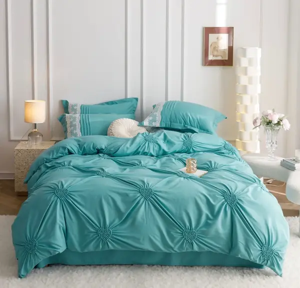 Lenjerie de Pat Premium, JOJO HOME, Finet Soft Touch, cu Inimioare din Pliuri Brodate, si Dantela Delicata, 6 Piese, Nesifonabila si Durabila, Bleu