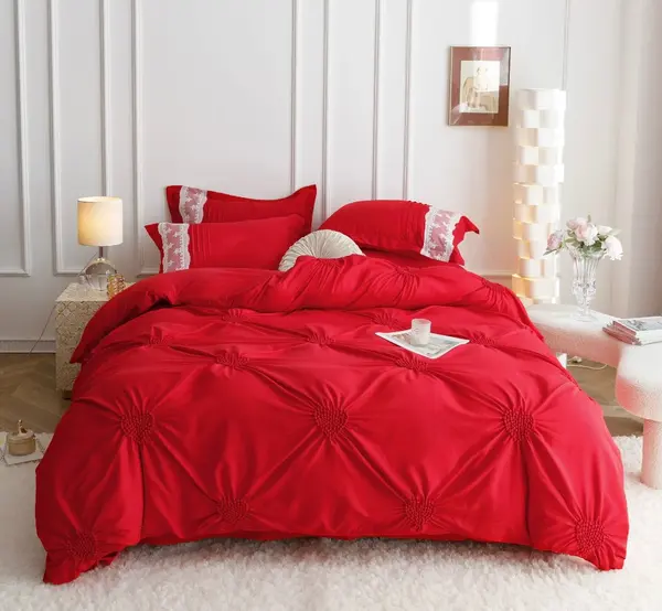 Lenjerie de Pat Premium, JOJO HOME, Finet Soft Touch, cu Inimioare din Pliuri Brodate, si Dantela Delicata, 6 Piese, Nesifonabila si Durabila, Rosu