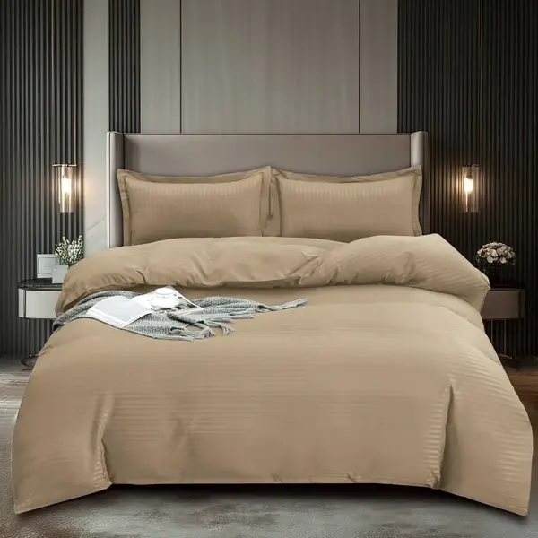 Lenjerie HoReCa, pat dublu, Damasc Finetat Deluxe cu Elastic, 4 piese, Pucioasa, Bej