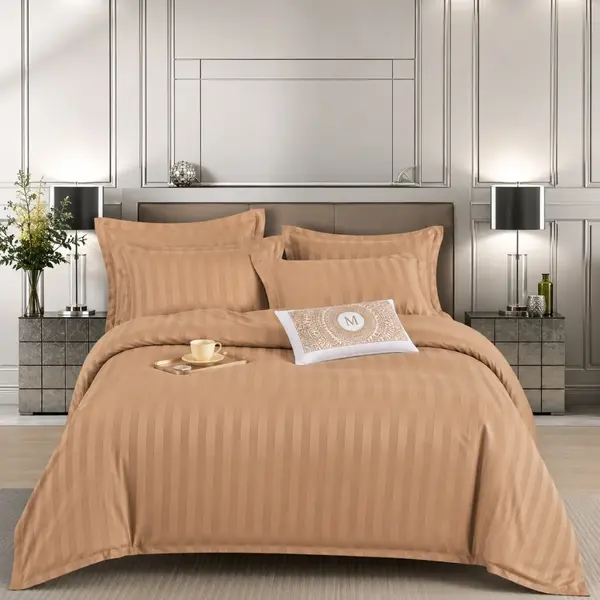 Lenjerie HoReCa, pat dublu, Damasc Finetat Deluxe cu Elastic, 6 piese, Maro