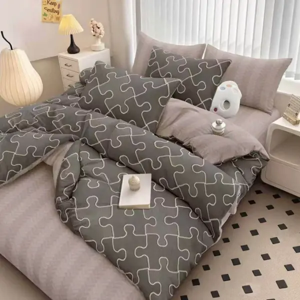 Lenjerie pat dublu bumbac satinat - 3 Bucati 219 Lei - Gri puzzle
