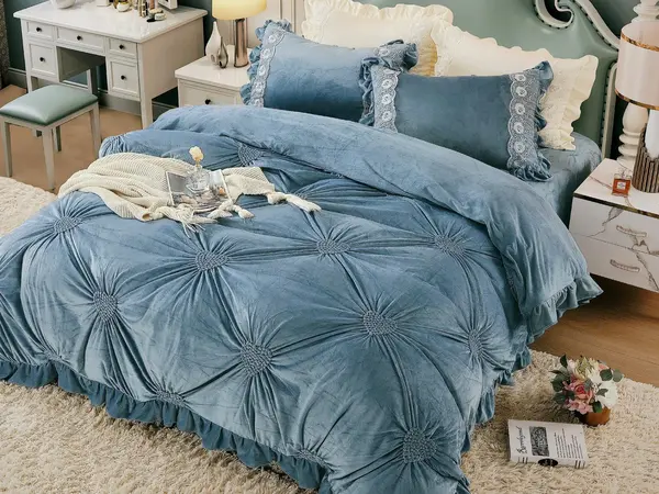 Lenjerie pat dublu, Catifea Deluxe, cu pliuri brodate, 4 piese, Jojo Home, Bleu