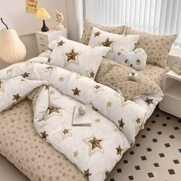 Lenjerie Pat Dublu Cu Elastic Bumbac Satinat - 3 Bucati 219 Lei - Bej stelute