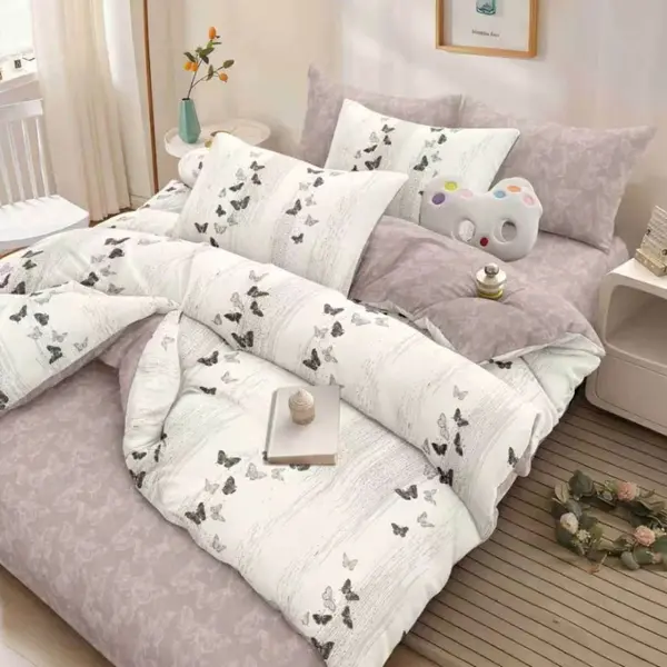 Lenjerie Pat Dublu Cu Elastic Bumbac Satinat - 3 Bucati 219 Lei - Gri fluturi