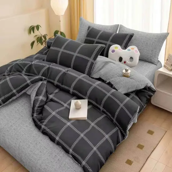 Lenjerie Pat Dublu Cu Elastic Bumbac Satinat - 3 Bucati 219 Lei - Gri patrate chenare