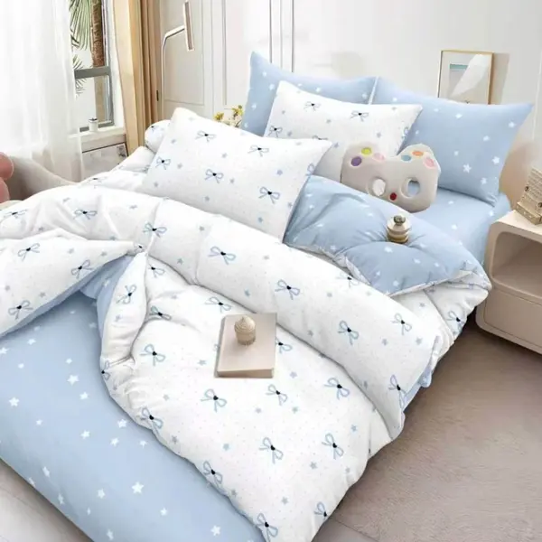 Lenjerie Pat Dublu Cu Elastic Bumbac Satinat - 3 Bucati 219 Lei - Alb Bleu fundite