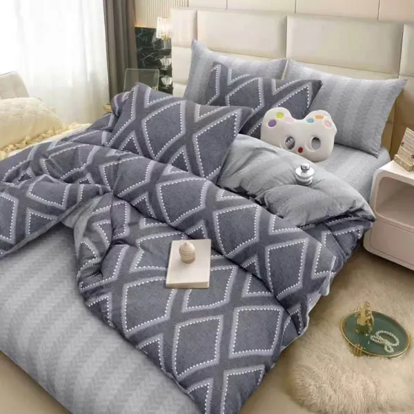 Lenjerie Pat Dublu Cu Elastic Bumbac Satinat - 3 Bucati 219 Lei - Gri romburi