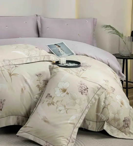 Lenjerie pat dublu, FINET DeLuxe, 6 piese, cu ELASTIC, Jojo Home, Cutie Eleganta, Bej, Lila, Flori