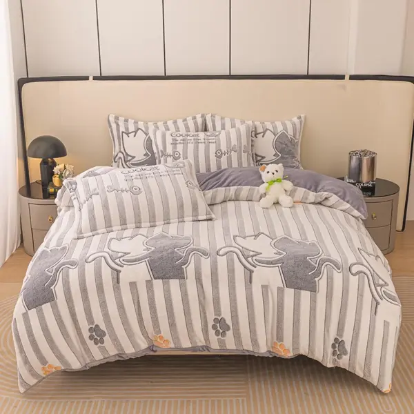Lenjerie pat dublu, Super Pufoasa COCOLINO,cu ELASTIC, 4 piese, Jojo Home, Alb, Gri, Dungi, Pisicute