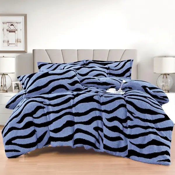 Lenjerie pat dublu, Super Pufoasa COCOLINO Sherpa, cu ELASTIC, 4 piese, Albastru, Zebra Print