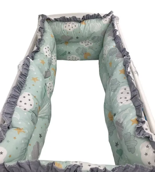 Lenjerie patut 120x60 cm cu 6 aparatori pufoase, cearsaf si paturica Nori cu luna vernil