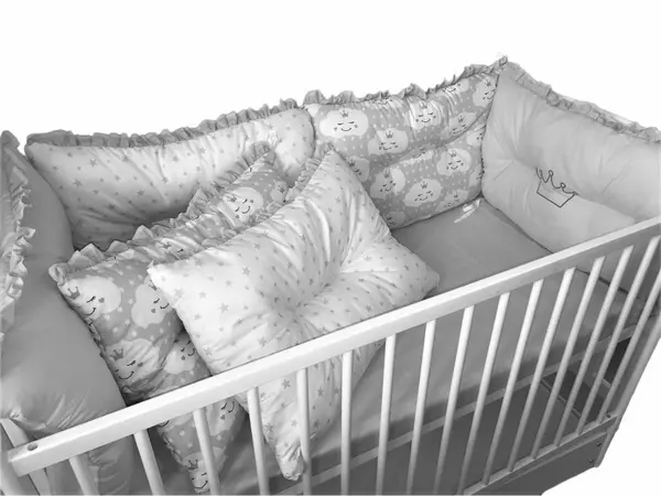 Lenjerie patut 120x60 cm cu 6 aparatori pufoase, cearsaf si paturica gri - norisori - stelute