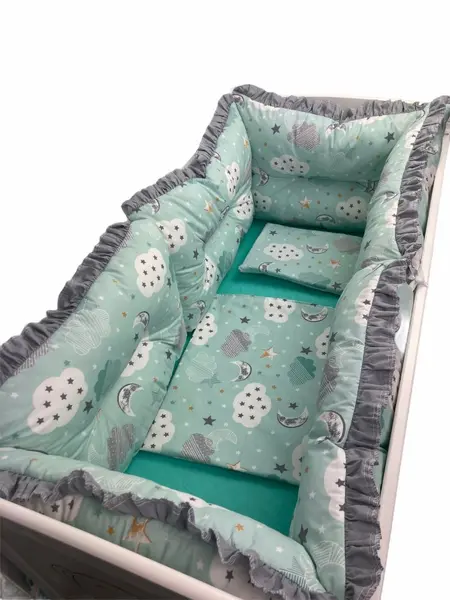 Lenjerie patut 140x70 cm cu 6 aparatori pufoase, cearsaf si paturica Nori cu luna vernil