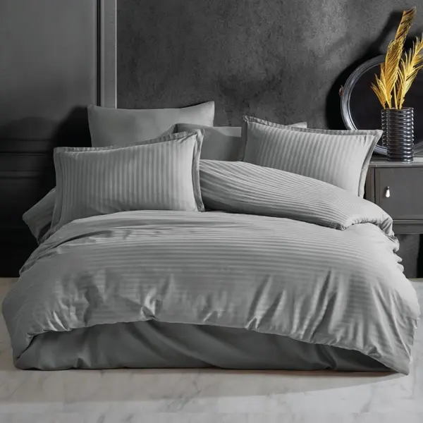 Lenjerie Somnart pentru pat dublu cu 4 piese, cearceaf pat clasic 240 x 260 cm, cearceaf pilota 200 x 230 cm, 2 fete de perne 50 x 70 cm, din bumbac damasc gri