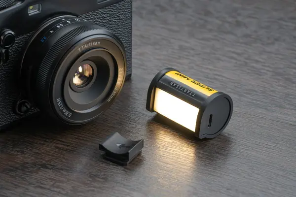 Lumină LED TTArtisan în stil vintage, design inspirat de film foto.