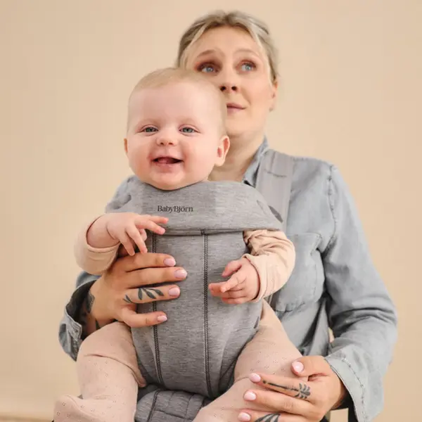 Marsupiu anatomic BabyBjorn Mini cu pozitii multiple de purtare Dusty Pink Tesatura