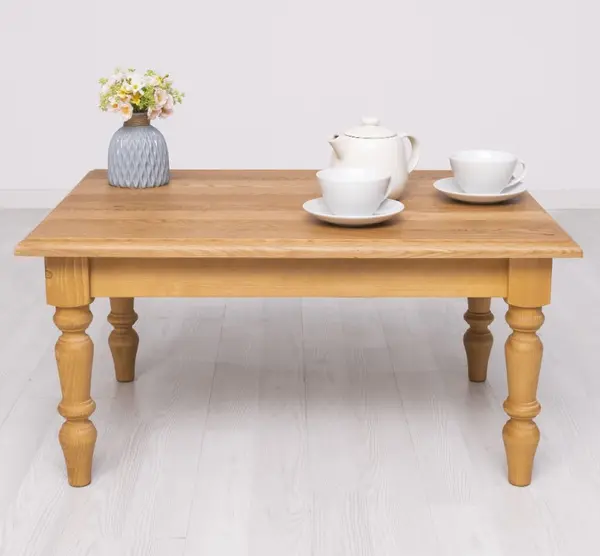 Masuta de cafea cu picioare strunjite, blat stejar cu finisaj Light Walnut Waxed / Golden Brown