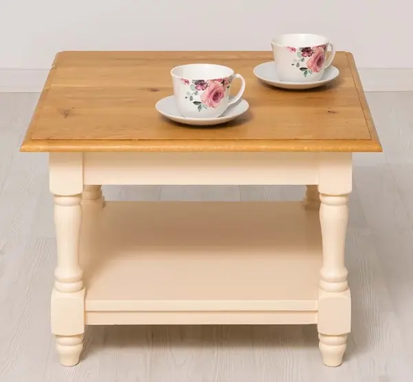 Masuta de cafea cu picioare strunjite si o polita joasa, blat stejar cu finisaj Beige / Light Walnut Waxed