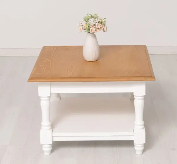 Masuta de cafea cu picioare strunjite si o polita joasa cu finisaj White / Light Walnut Waxed