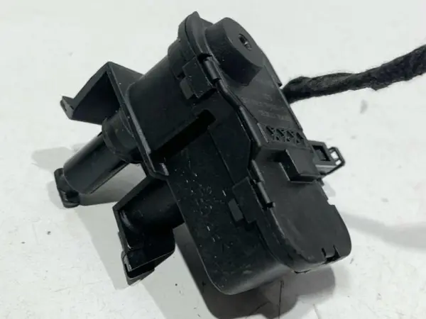 Motoras / actuator deschidere rezervor 7P0810773F Skoda Octavia 3 facelift (2017-2019)