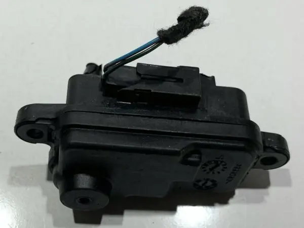Motoras / actuator usa rezervor 4L0862153D Audi Q3 (2011-2017) [8U]