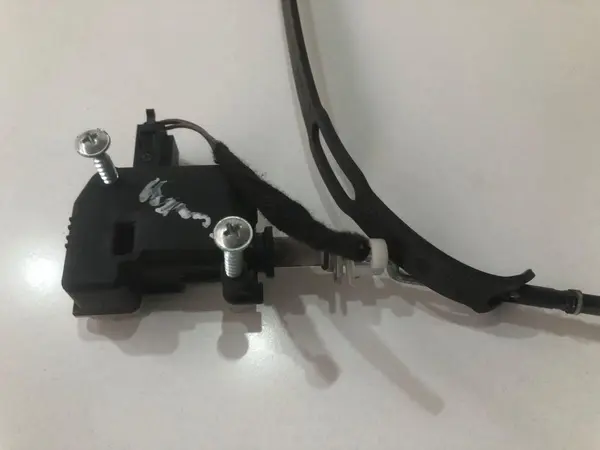 Motoras deschidere rezervor 1j0810773d Volkswagen Touareg (2002-2006)