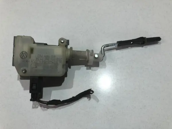 Motoras deschidere rezervor 1t0810773a Volkswagen Touran facelift (2010-2015) [1t3]