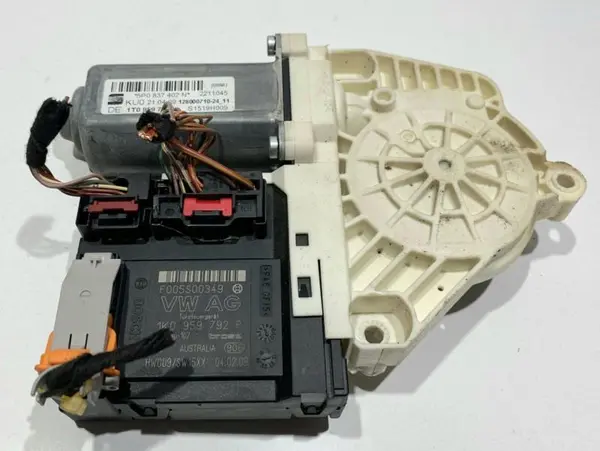 Motoras macara geam dreapta fata 5P0837402N Seat Altea XL (2006-2009)